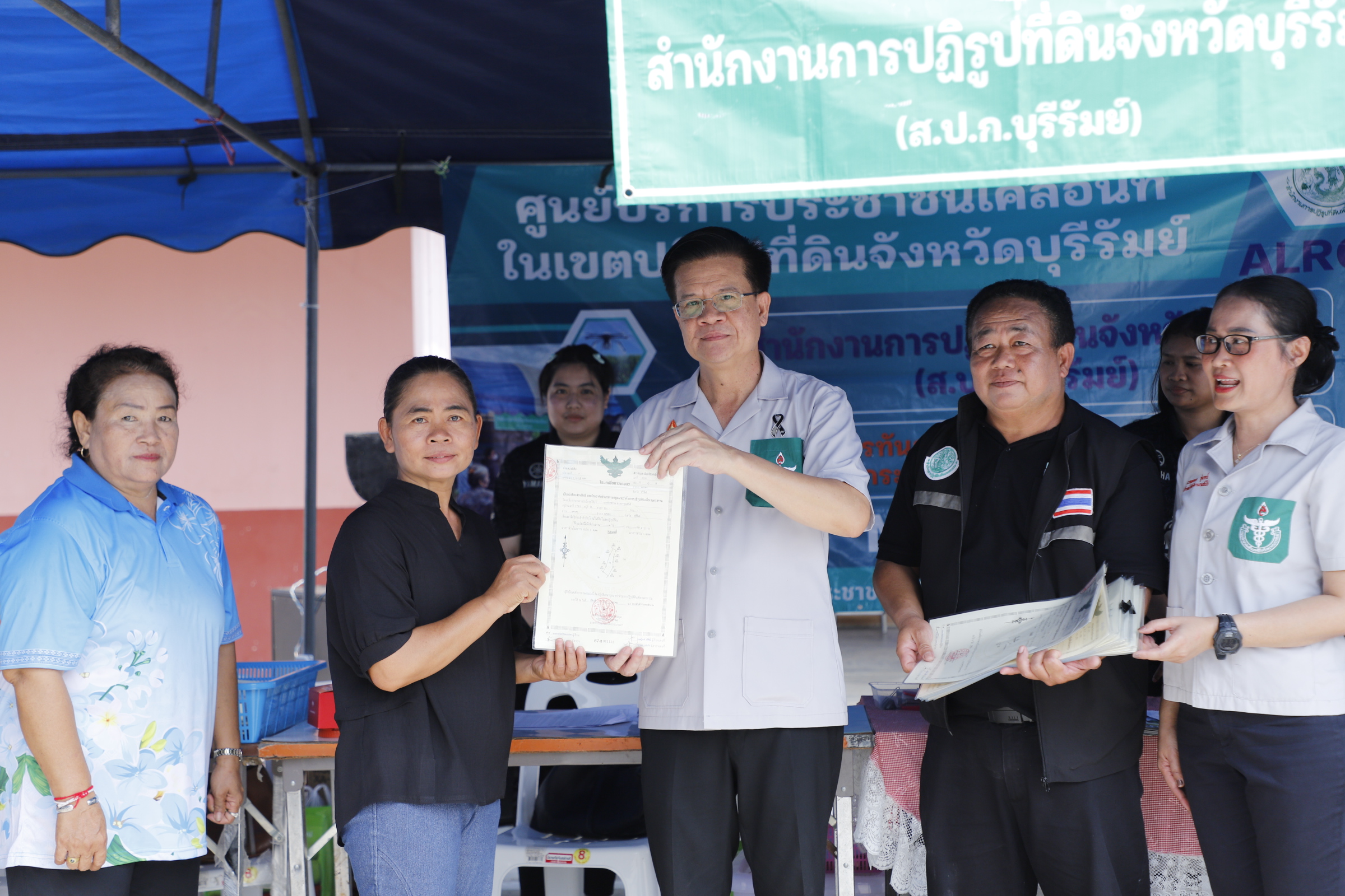 title - วันอังคารที่ 24 กุมภาพันธ์ 2569 นายประเสริฐ กาญจนเกียรติกุล ปฏิรูปที่ดินจังหวัดบุรีรัมย์ มอบหมายให้ นางนวลละออง ชูมาตย์ ผอ.กลุ่มยุทธศาสตร์ฯ พร้อมเจ้าหน้าที่ ส.ป.ก.บุรีรัมย์ ร่วมงานหน่วยแพทย์ พอ.สว. และโครงการบำบัดทุกข์ บำรุงสุข วิถีใหม่ สร้างรอยยิ้มให้ประชาชน ณ อำเภอแคนดง จังหวัดบุรีรัมย์